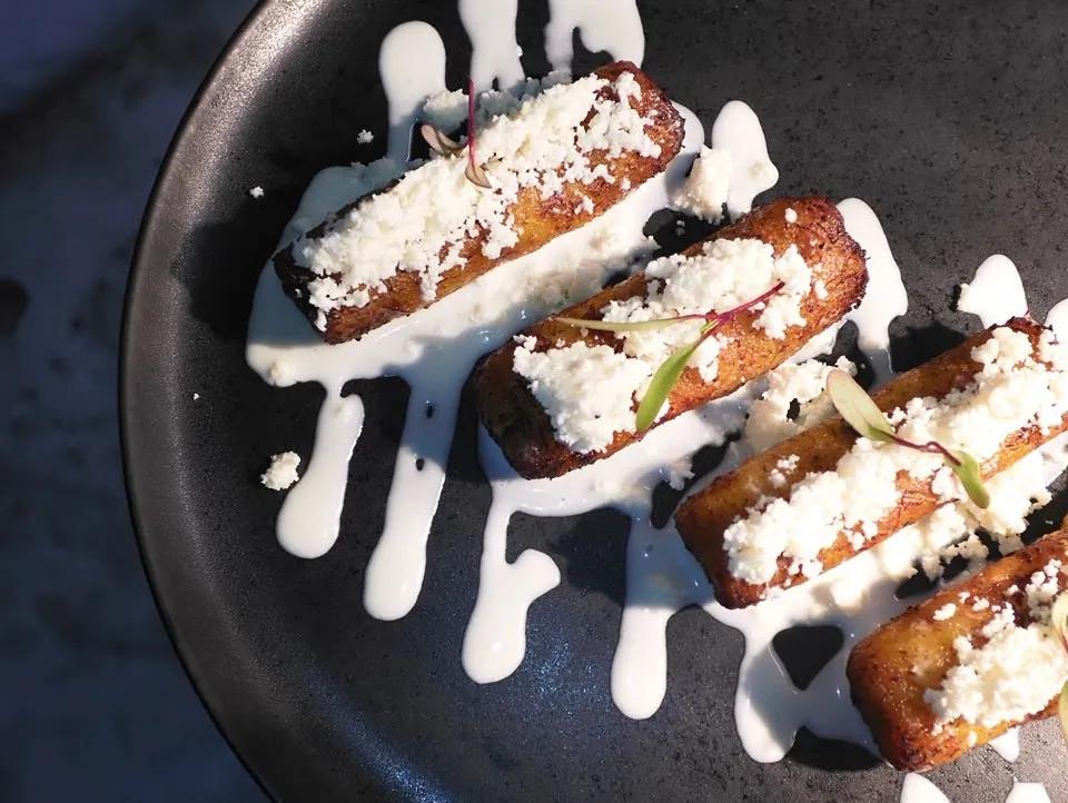 Popular item de BICHI: Molotes de plátano rellenos